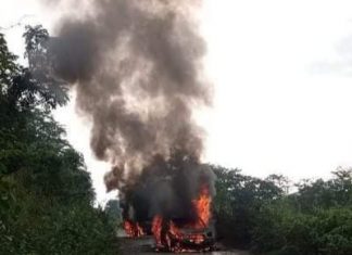 လဂျားဘွမ်ကျေးရွာကြားမှာ စစ်ကောင်စီ အရာရှိတွေ စီးနင်းလာတဲ့ အိမ်စီးကား (၂) စီးကို KIA မီးရှို့ဖျက်ဆီး